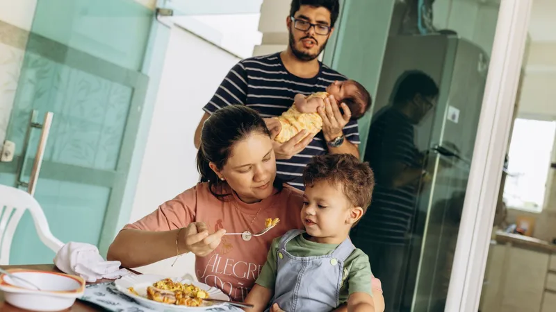 Anne sütünü artıran yiyecekleri araştıran annenin bebeği yanındayken dengeli öğün yemesi