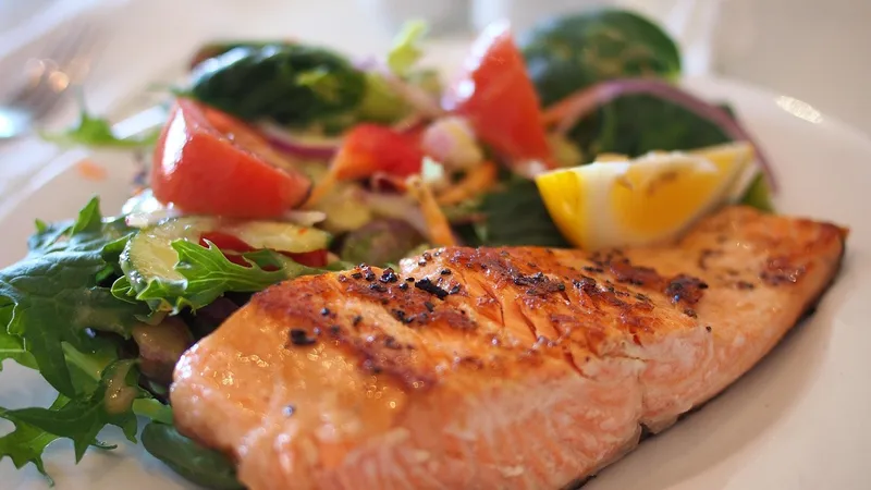 Diyette dışarıda yemek için restoran menüsünden ızgara tavuk ve salata seçen kadın müşteri