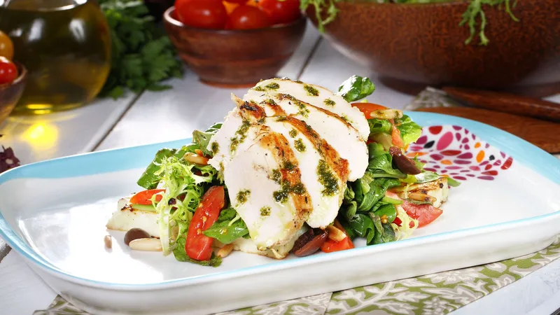 Dukan diyeti için tavuk, yulaf kepeği ve sebzelerle protein ağırlıklı öğün planlayan bir yetişkin