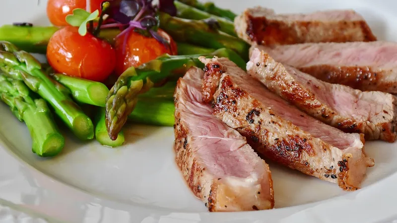 Düşük FODMAP diyeti için besin kartlarıyla IBS beslenme planı hazırlayan diyetisyen ve danışan