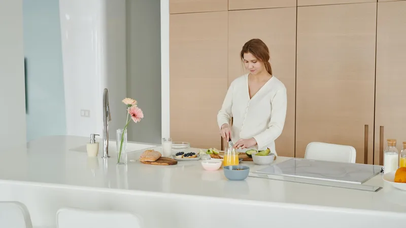Gebelikte beslenme için ıspanak, mercimek, yumurta ve yoğurtla dengeli öğün hazırlayan hamile kadın