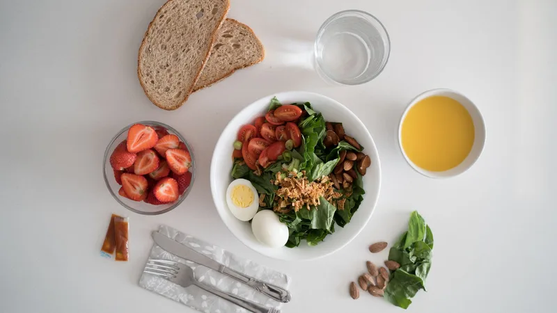 Kalori açığı oluştururken sebze, protein kaynağı ve tam tahılın bir arada bulunduğu dengeli bir ana öğün