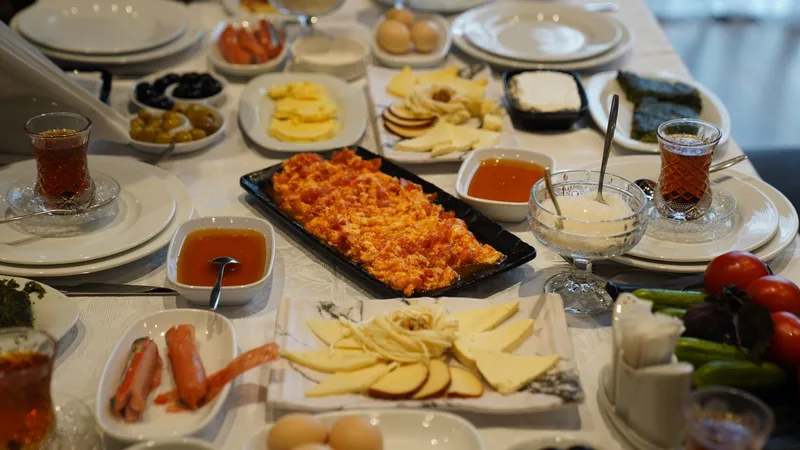 Karatay diyeti için ev mutfağında yumurta, peynir, zeytin ve yeşillikle kahvaltı hazırlayan kadın