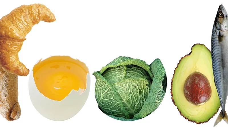 Karnivor diyeti için mutfak tezgâhında et, balık ve yumurta hazırlayan bir yetişkin
