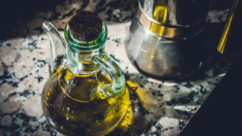 Ketojenik diyet için mutfakta somon, avokado ve zeytinyağlı sebze tabağı hazırlayan bir yetişkin