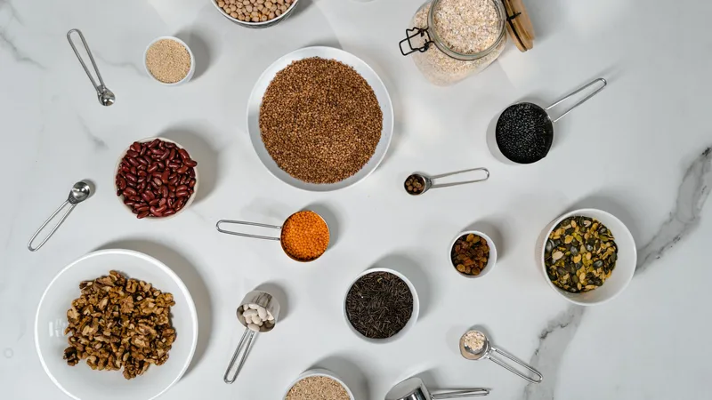 Mutfakta somon, ceviz, keten ve chia ile omega 3 içeren besinleri hazırlayan bir kadın