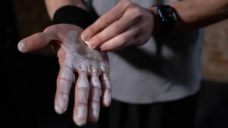 Spor salonunda pre-workout tozunu ölçekleyip su dolu çalkalama şişesine ekleyen yetişkin sporcu