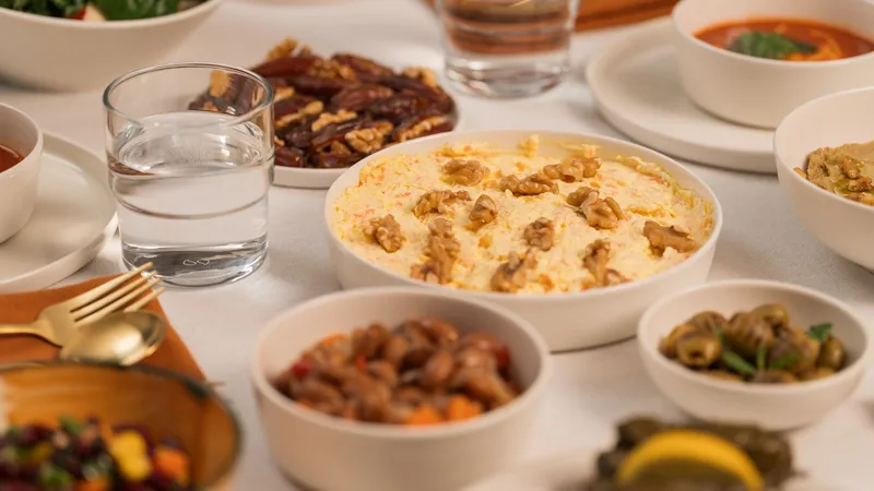 Ramazanda beslenme düzenine uygun çorba, salata, su ve ana yemek hazırlayan aile sofrası