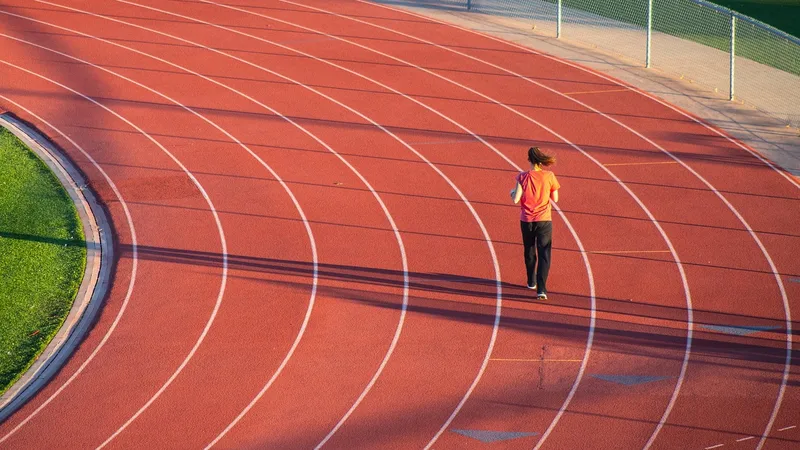 Sporcu sıvı planına göre açık hava antrenmanında matarasından su içen kadın koşucu