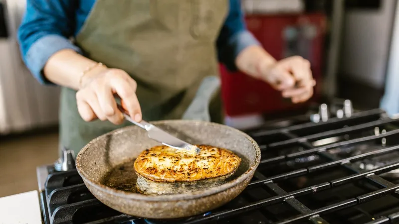 Tüp mide sonrası beslenme planına bakarak mutfakta küçük bir protein öğünü hazırlayan kadın