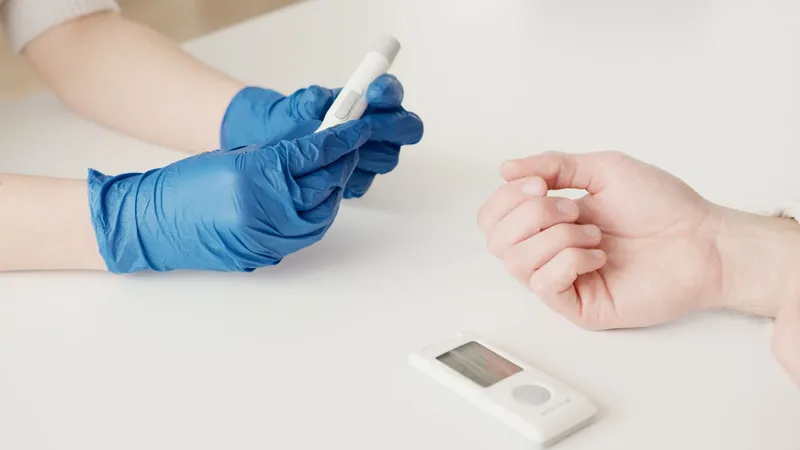 Türkiye'de D vitamini eksikliği ve beslenmeyi görüşürken kan sonucunu inceleyen diyetisyen ile danışan
