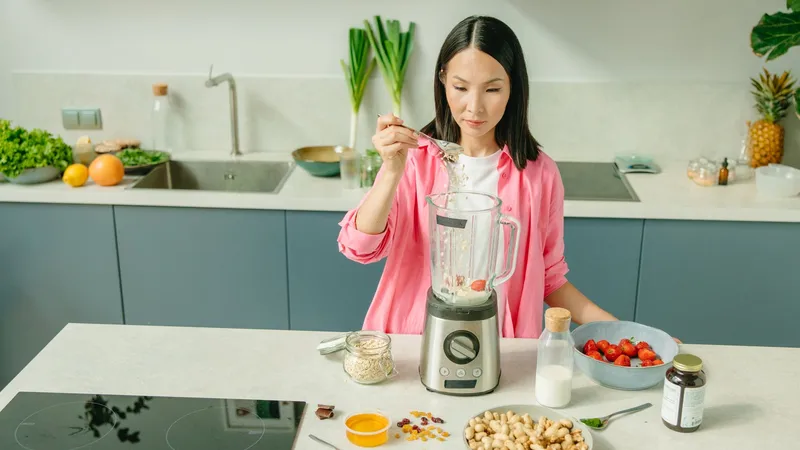 Whey konsantre ve izole kutularını mutfakta karşılaştırarak protein içeceği hazırlayan sporcu