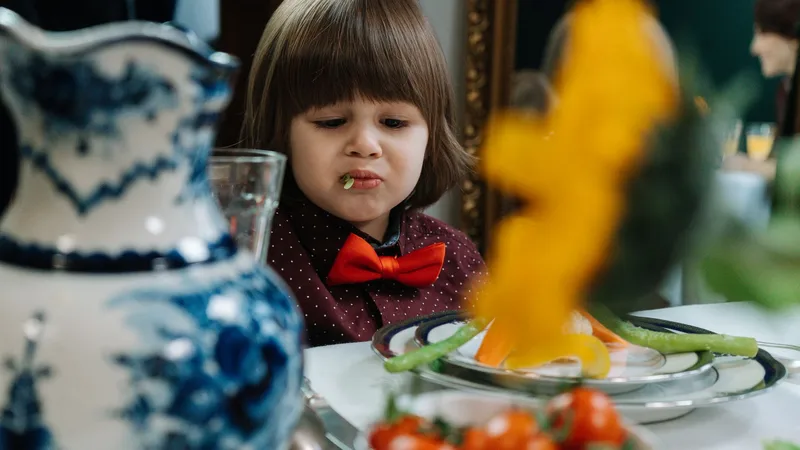 Yemek seçen çocuğun aile sofrasında tanıdığı yiyeceklerin arasından seçim yaptığı an